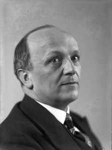 818280 Portret van W.F. Heshusius, geboren 1891, directeur van het kantoor Utrecht van de Nederlandse Middenstandsbank ...